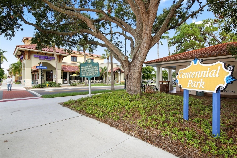 Venice Beach 2 Bedroom Condo with Beach Access+Community Pool 2 Condo