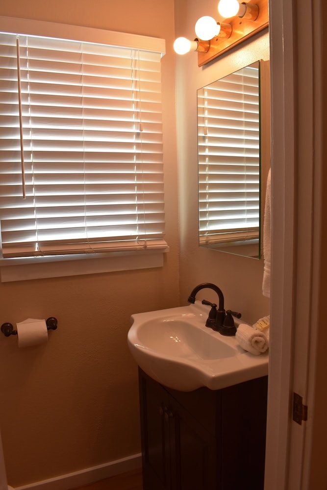 340 Hollister 2 Bedroom Home by Redawning view 2