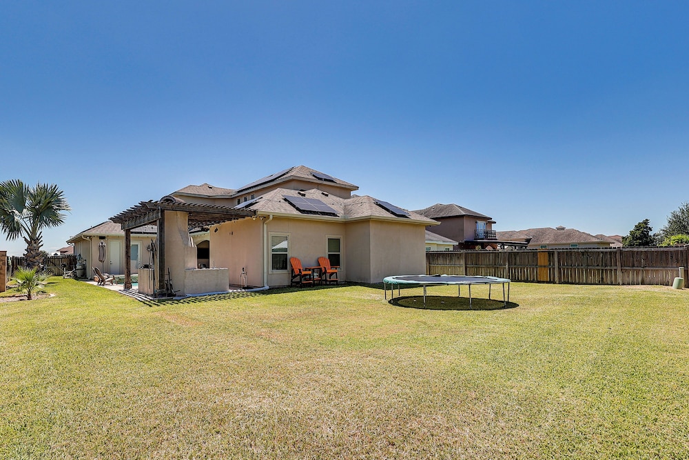 1 Mi to Utrgv Stadium: Roomy Retreat w/ Pool, Yard