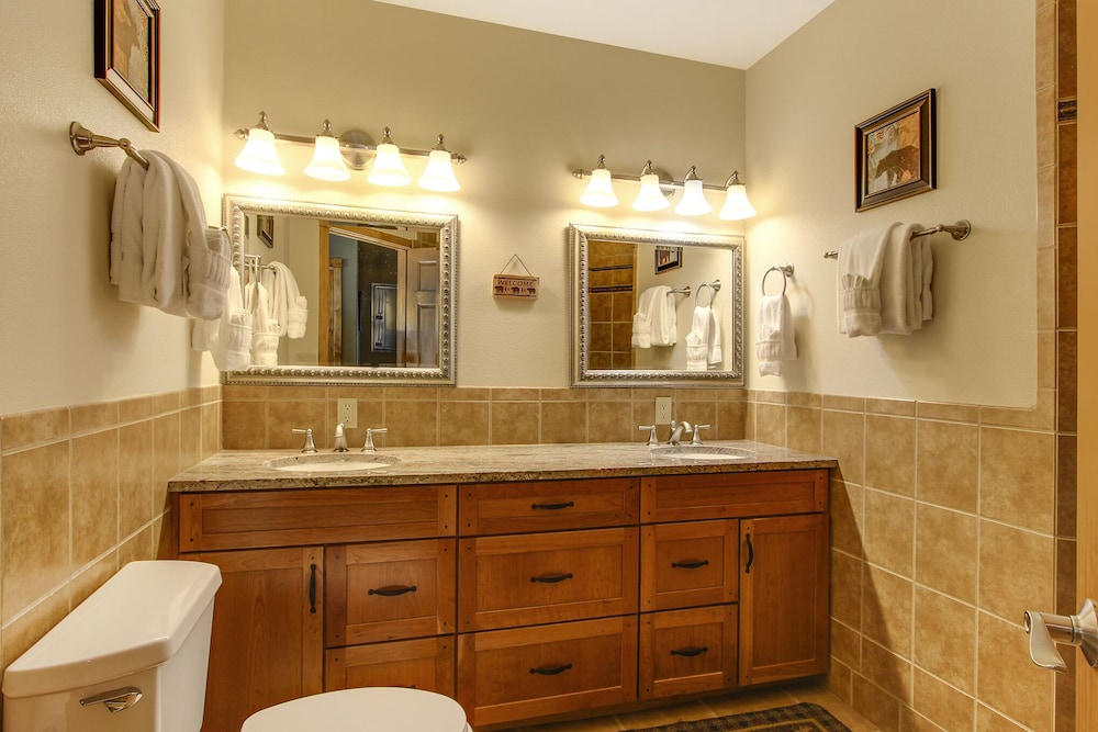 The Twin Owls 21a 2 Bedroom Condo by RedAwning - Property Image 33