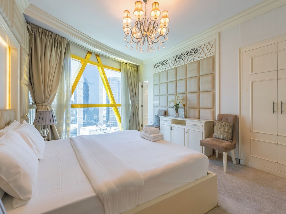 Luxury Spacious Condo in the Iconic Park Towers