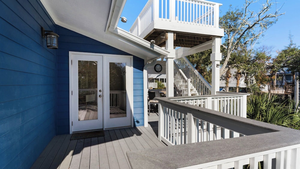Your Ideal Beach Getaway With Private Pool, Game Room and Close to Beach!