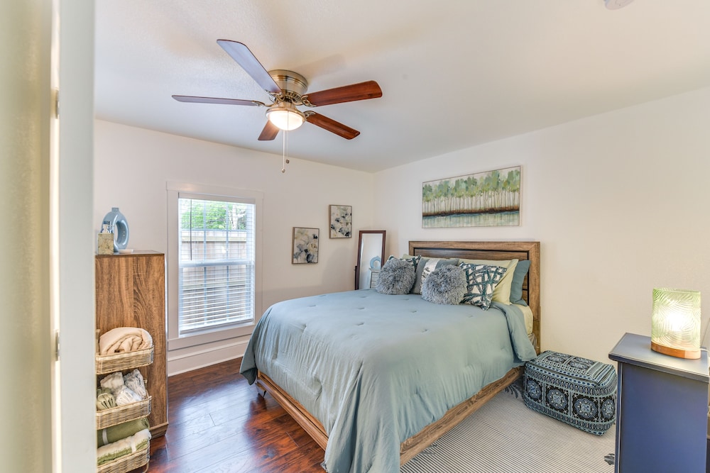 1 Mi to Dtwn Waco! Lovely Home w/ Fire Pit Table