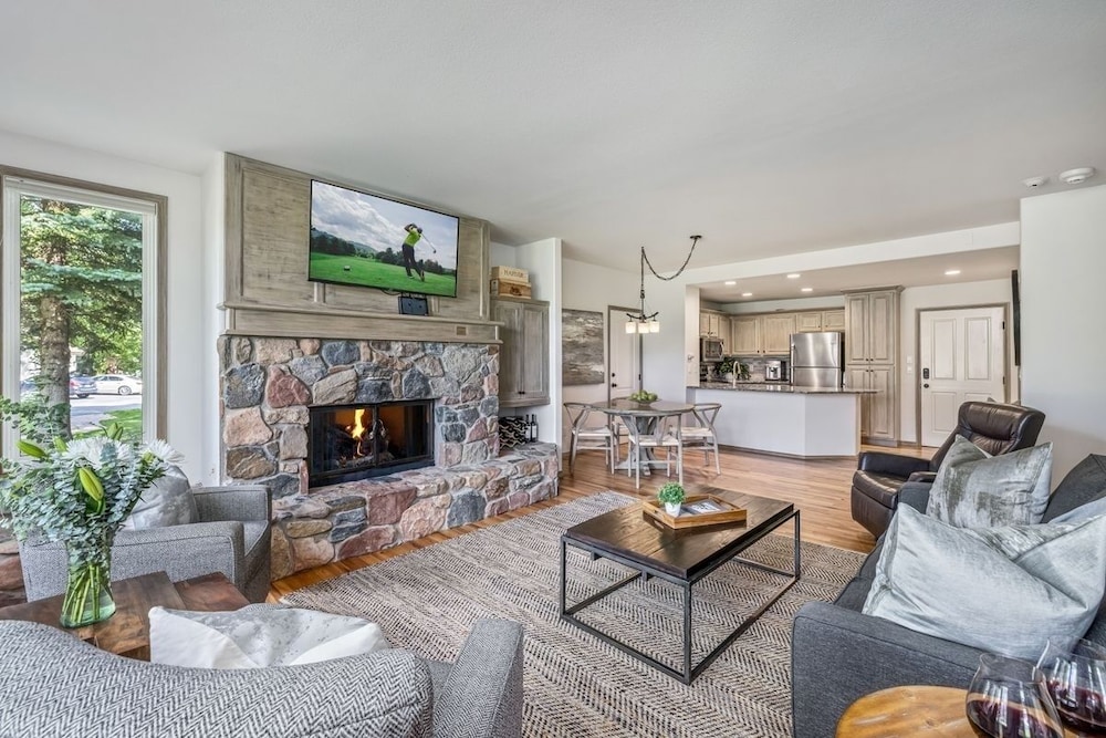 Stunning Renovated 2 Bedroom in Arrowhead Village! Studio Condo
