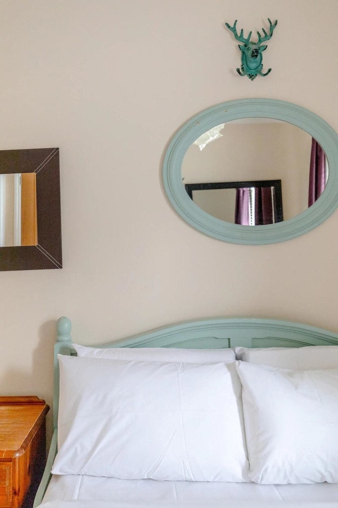 Charming 1BD Retreat With Garden Area, Greenwich!