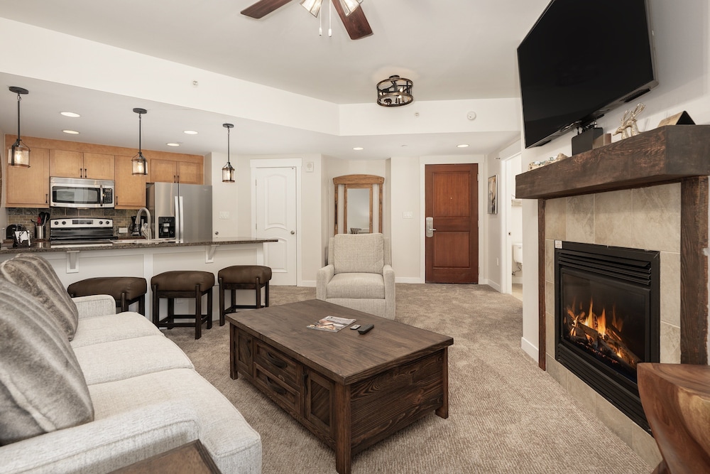 Premium Unit 4663 - One Bedroom w/Full Kitchen - Fraser Crossing/Founders Pointe 1 Condo