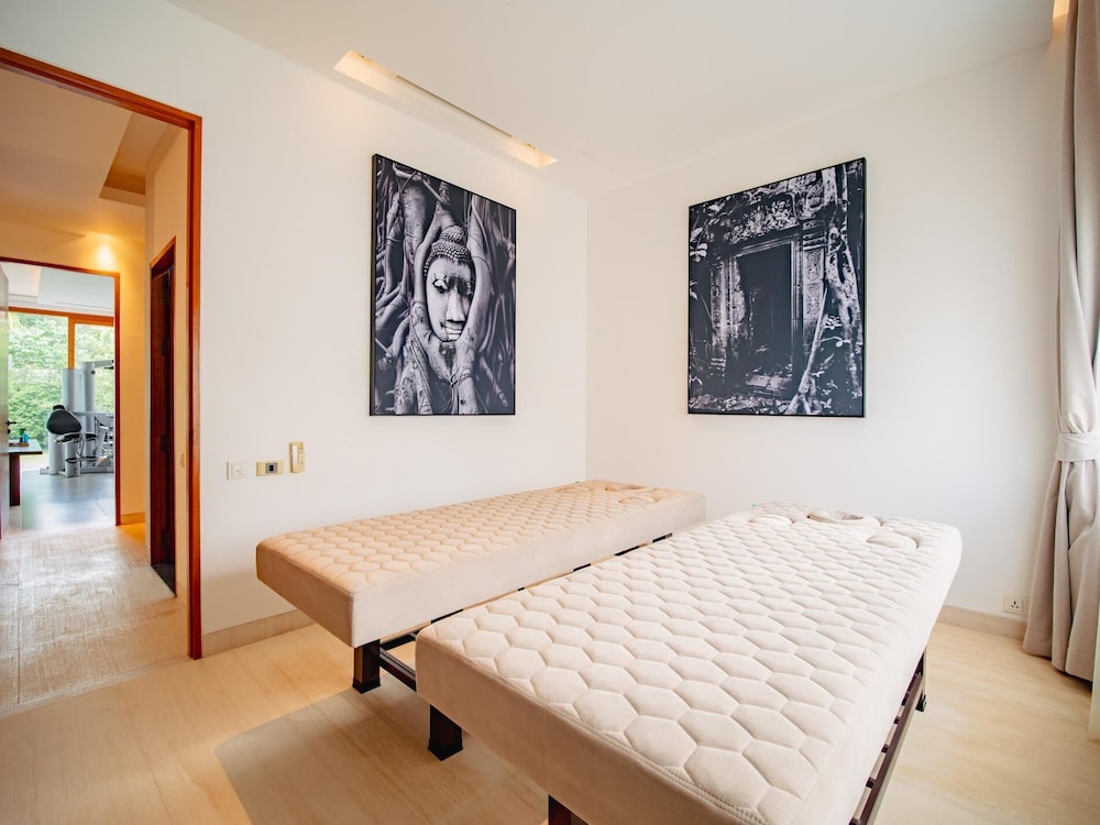 Luxurious 5bedroom White Estate Villa Private Lake