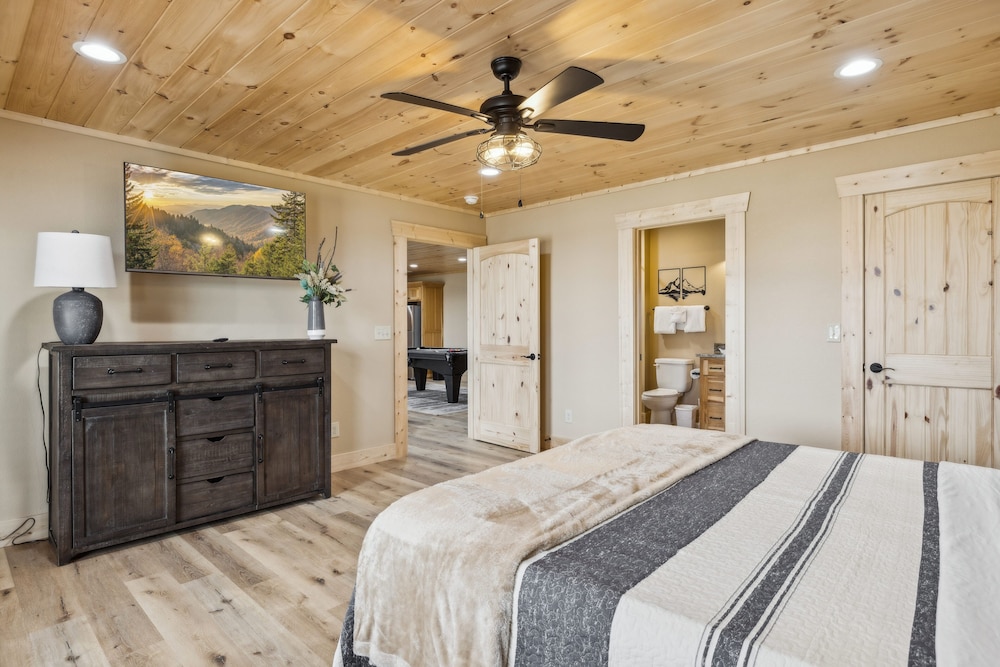 Robeson Hood Lodge 4 Bedroom Home