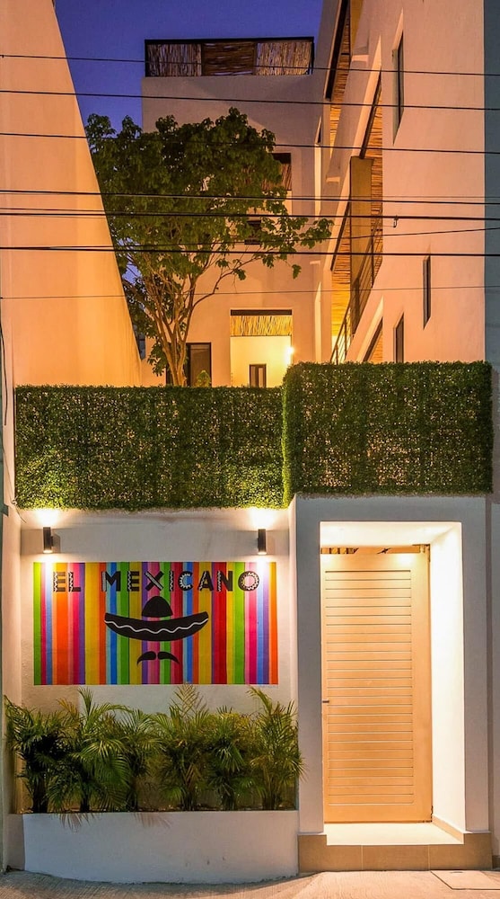 Queen Studio PDC Oasis Pool Rooftop Lounge Walk to 5 Avenida Best Playa Beaches