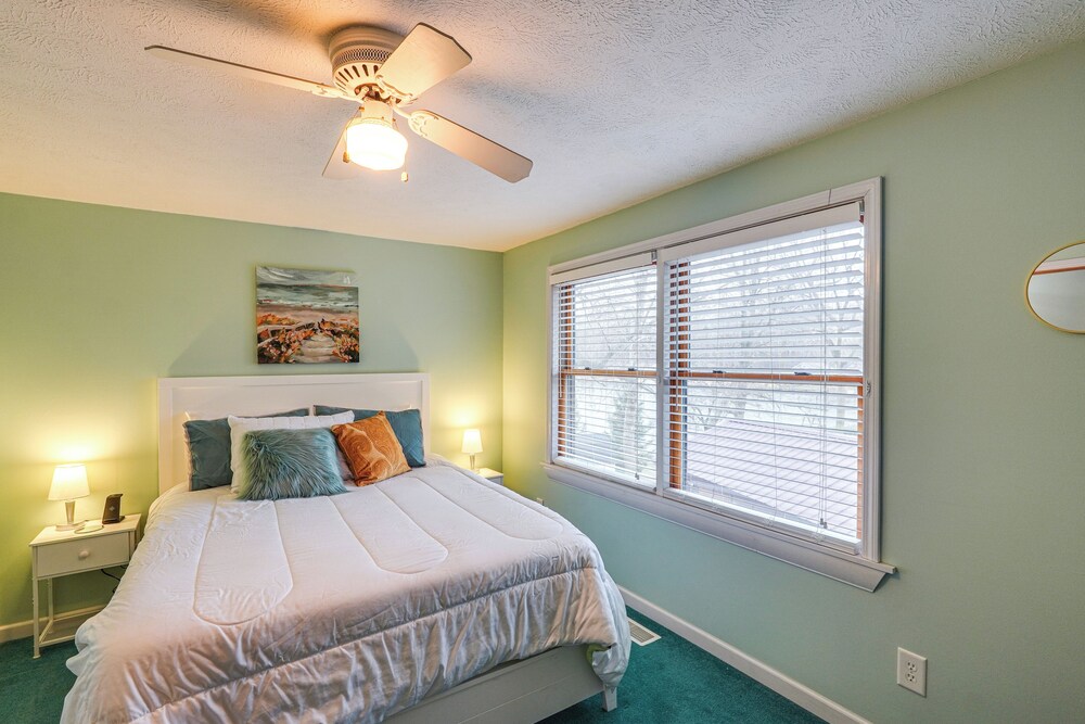 Lakefront Getaway w/ Fire Pit in Akron