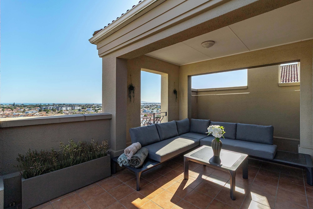 2 Bedroom, Mountain View Penthouse, Century City