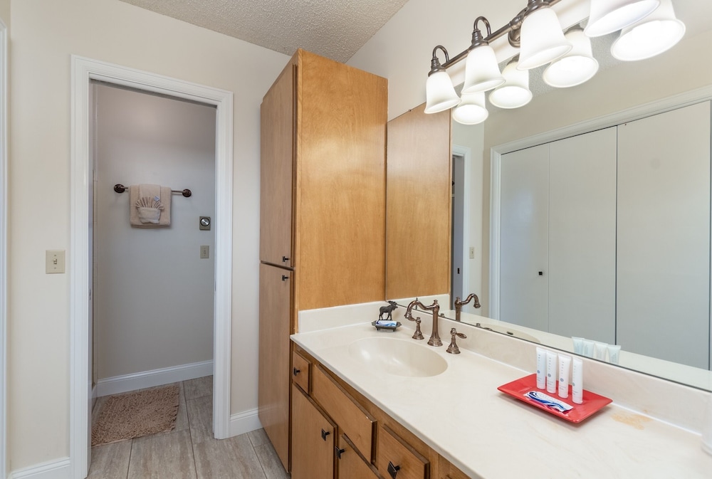 Cedar Upper Luxury Vacation At Windcliff 3 Bedroom Home by RedAwning - Property Image 2