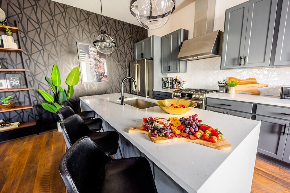 Heart of Gulch - 4 Min to Broadway - Designer Home