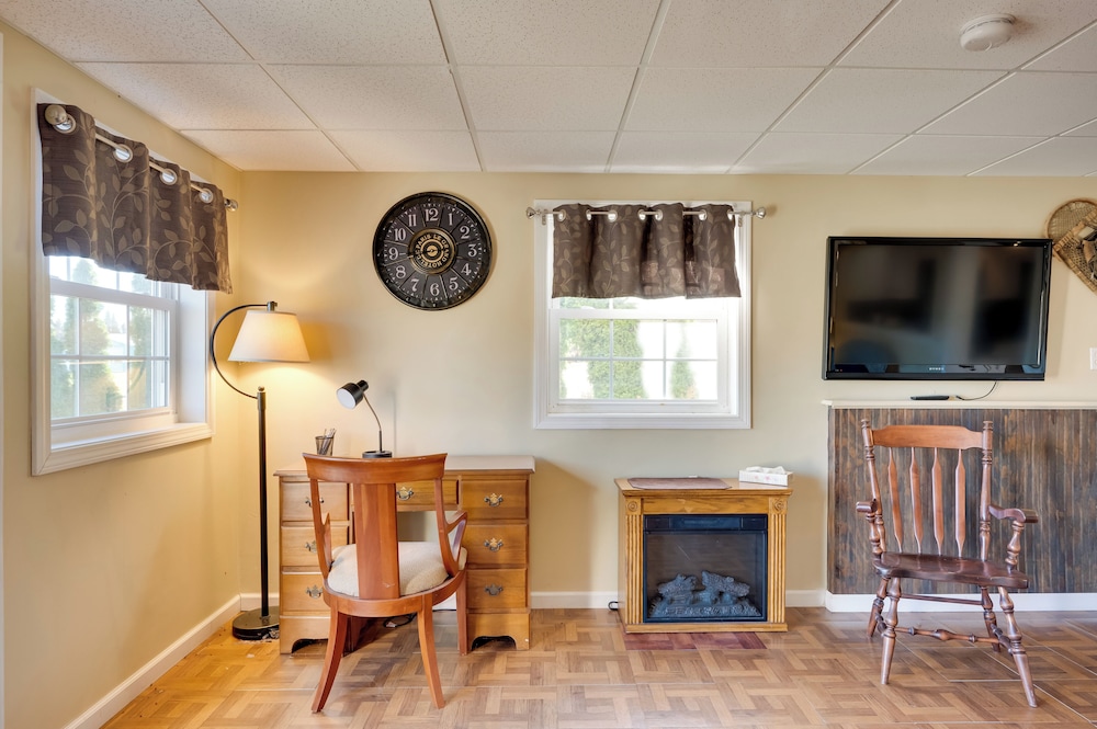 Couple's Retreat w/ Lake View in Newport!