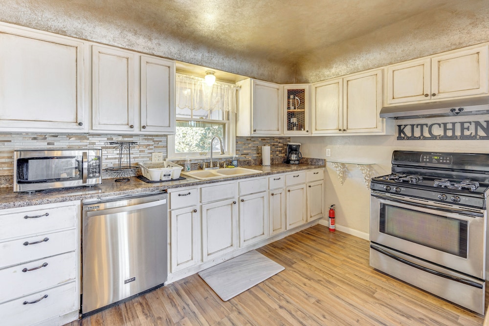 3 Mi to Pueblo Riverwalk: Quiet Home w/ Patio