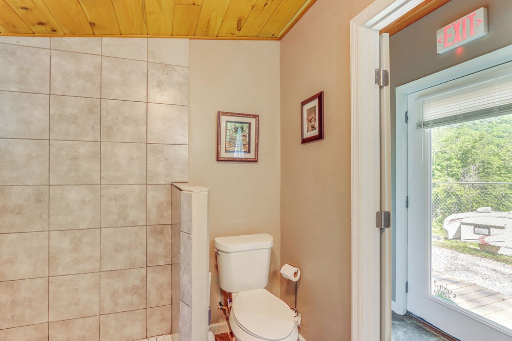 Cozy + Convenient Blairsville Cabin w/ Deck!
