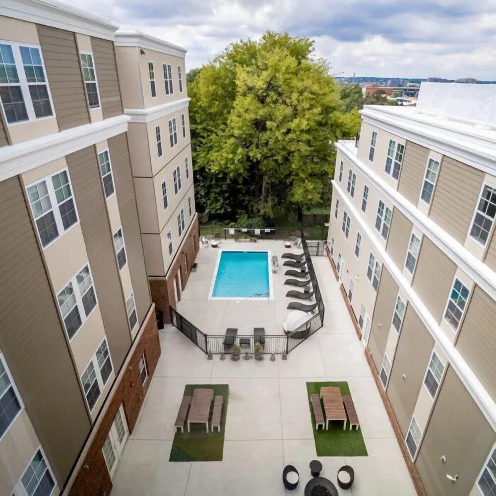 Landing Apartments near Jefferson Park