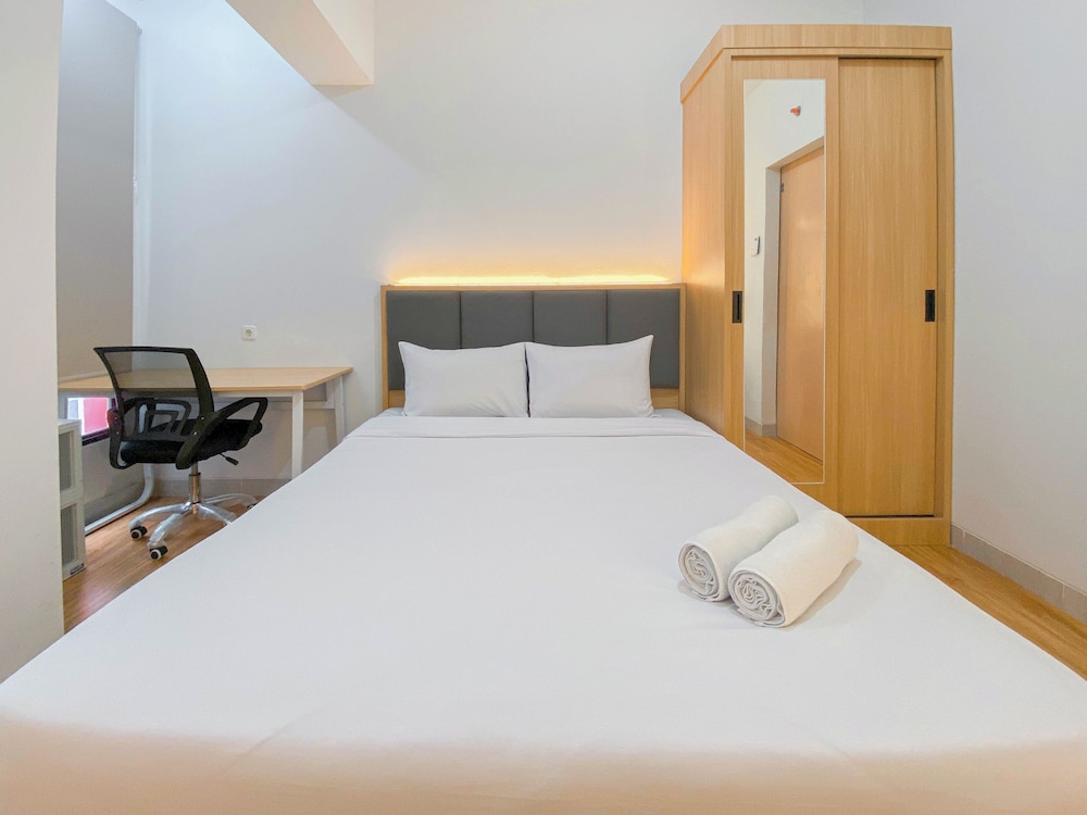 Cozy And Enjoy Living Studio At The Alton Apartment