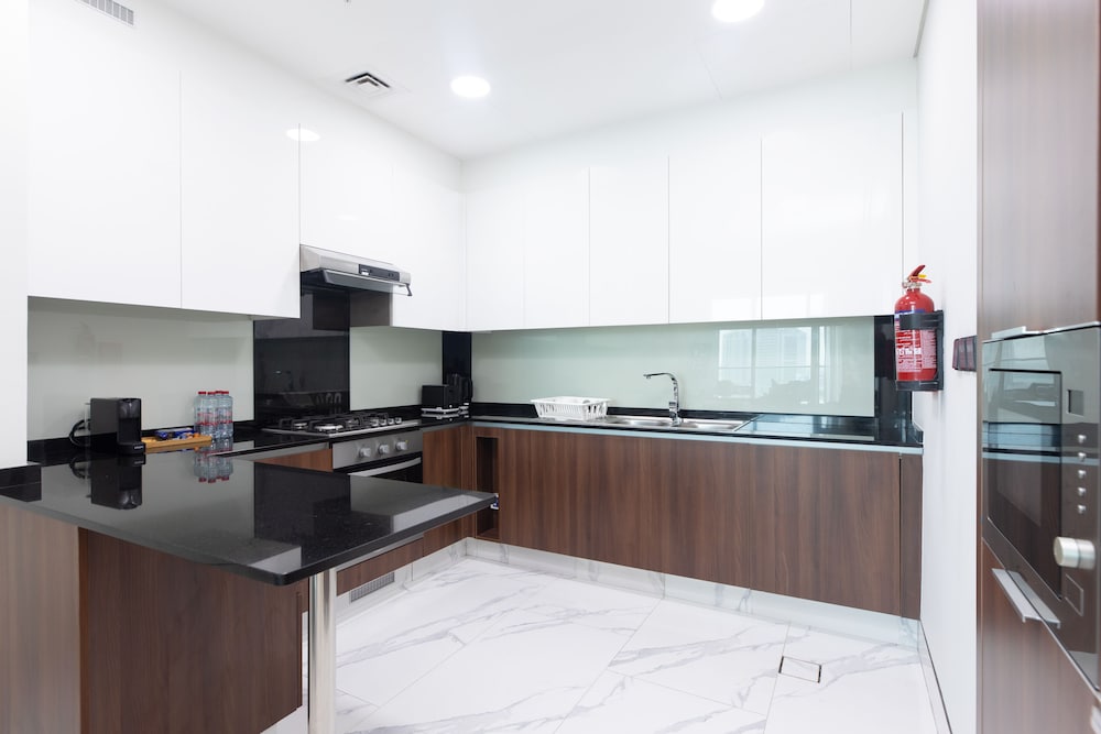 SIMPLY COMFORT Urban Chic Suites in J One Tower City & Canal Views