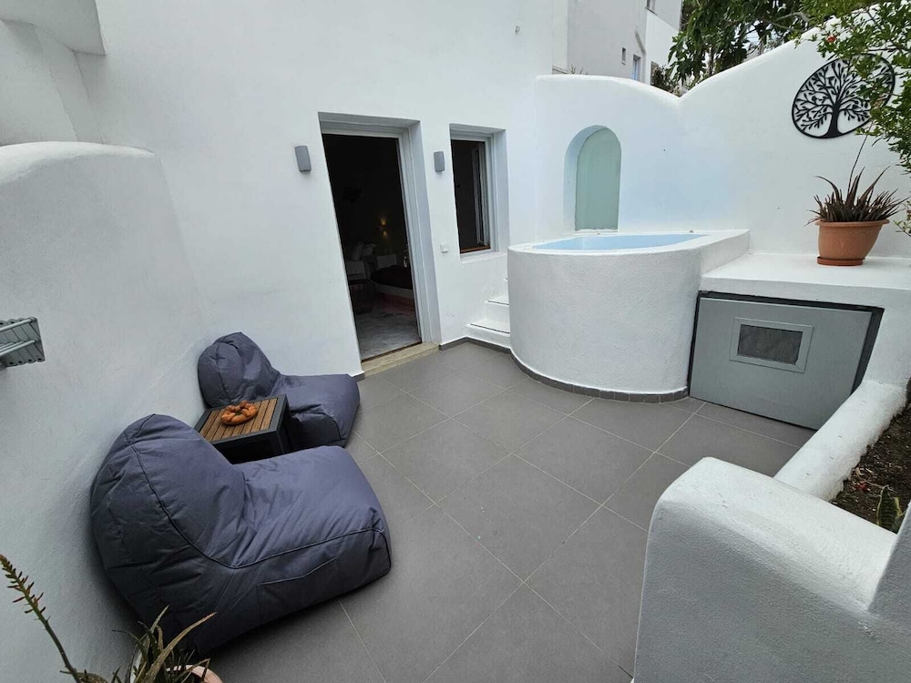 The Muse Of Santorini - Hot Tub Suites photo 4