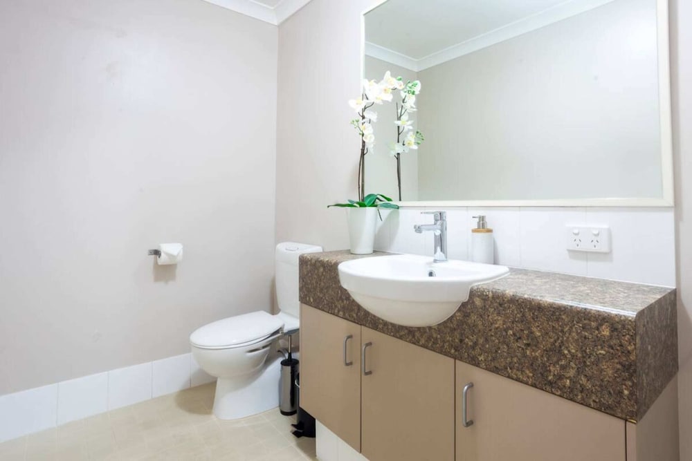 Pet Friendly 2BR APT With Balcony in East Vic Park