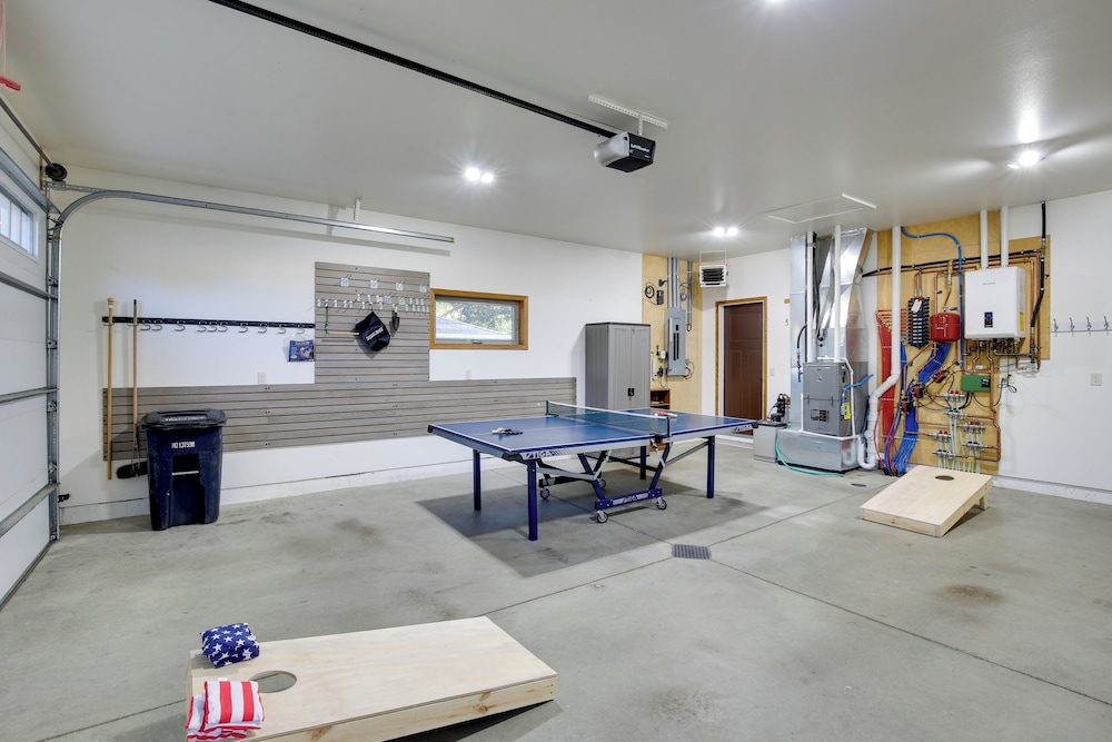 Game Room + Views: Family Retreat on Silver Lake