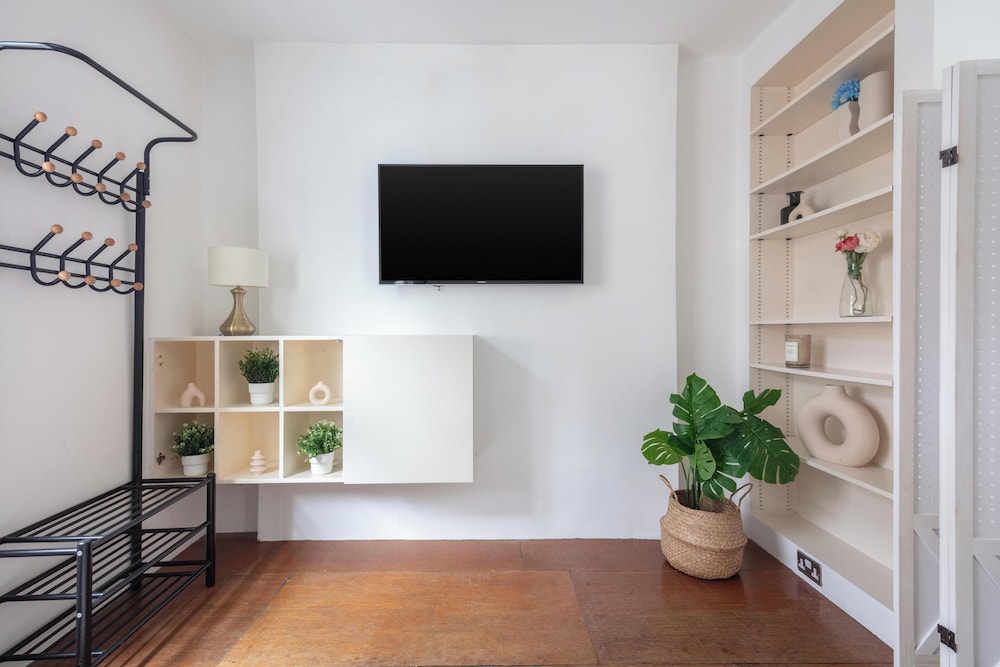 Chic 1BR by Goodge Street Station