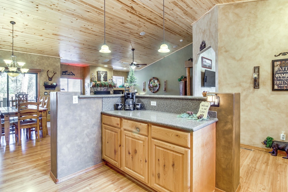 Outdoor Oasis: Family-friendly Cabin in Show Low!