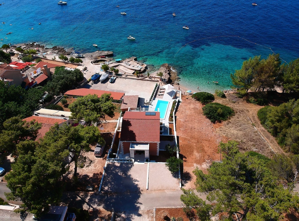 Sunlit Shores Beach Villa With Pool, Gym and Sauna