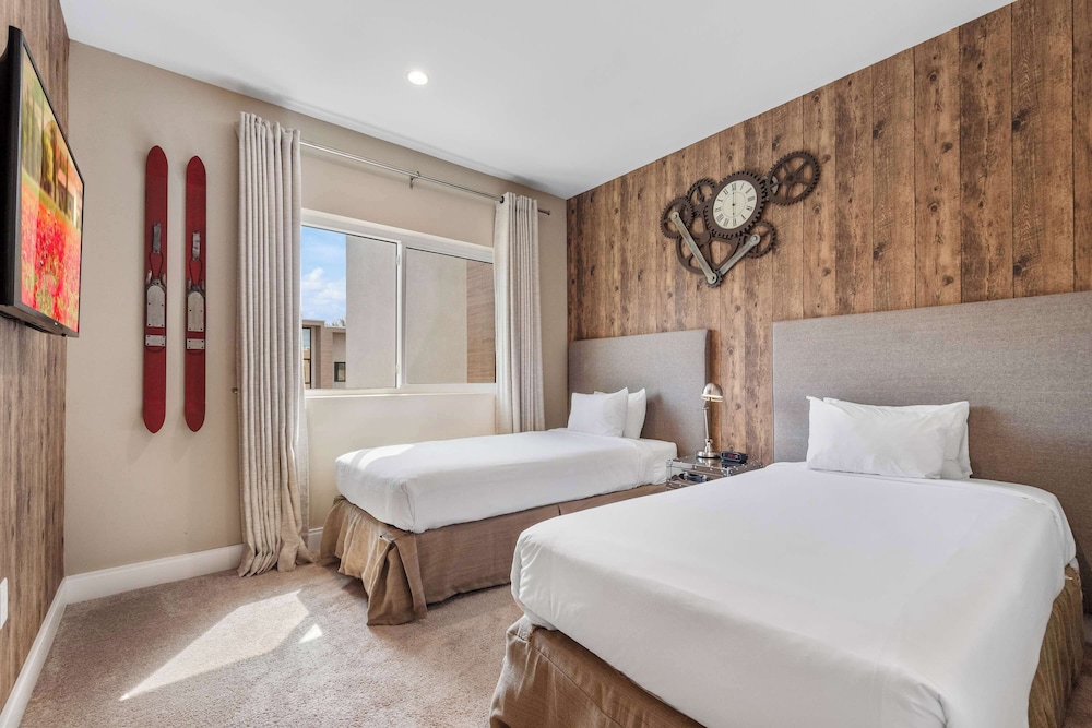 Minutes to Disney Chic Dream Villa With Stunning Patio and Resort Perks