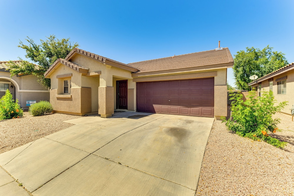 Modern Gilbert Getaway w/ Yard ~ 5 Mi to Downtown! view 5
