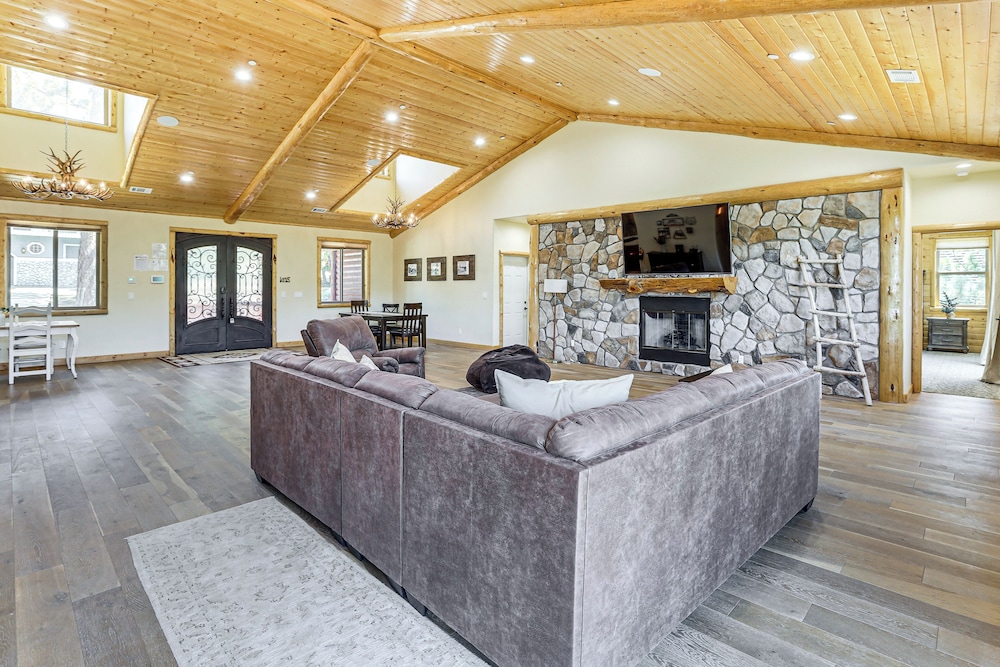 Hot Tub + Game Room: Mtn-view Retreat in Big Bear!