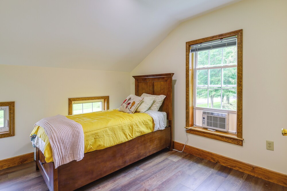 Mountain & Sunset Views: Upstate Family Home