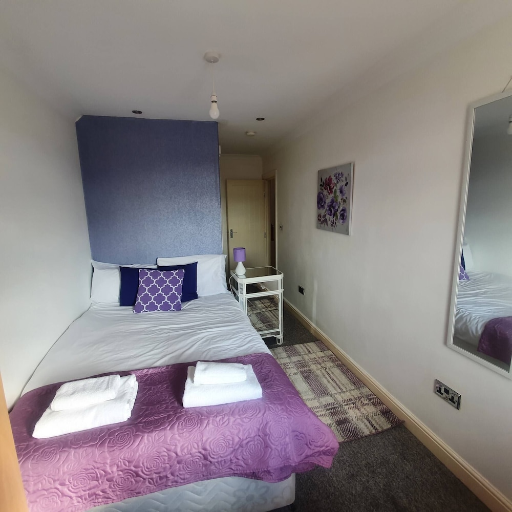 Pretty 4 Double Bedroom Home With 3 Bathrooms view 2