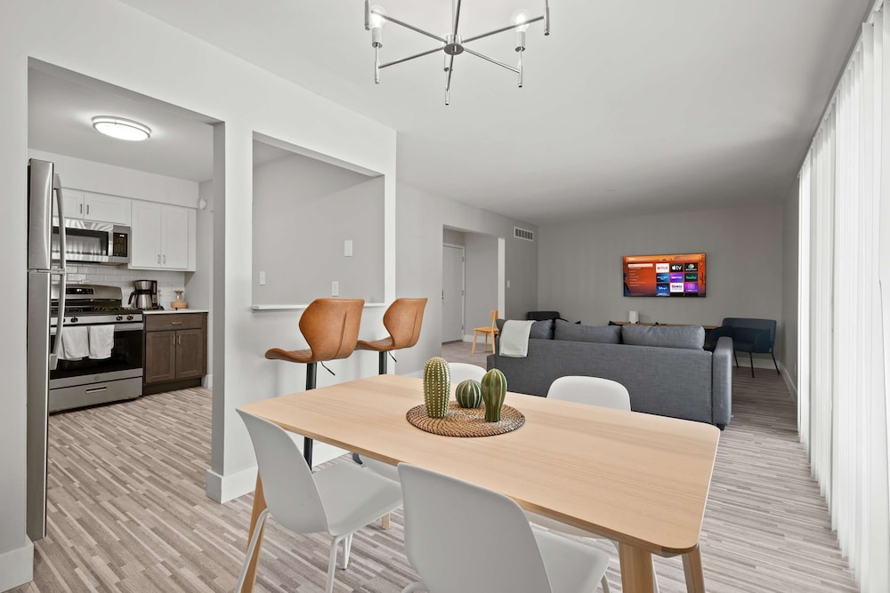Spacious 2BR 2BA Apartment in the City