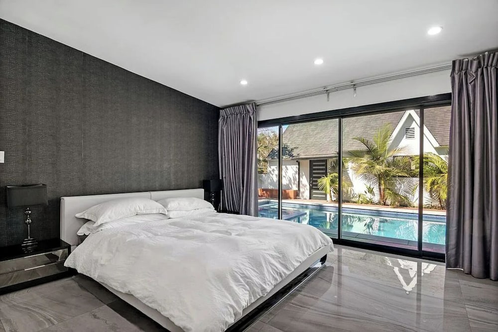 Mansfield Modern - Ultimate Entertainers Oasis With Guest House - Image 5
