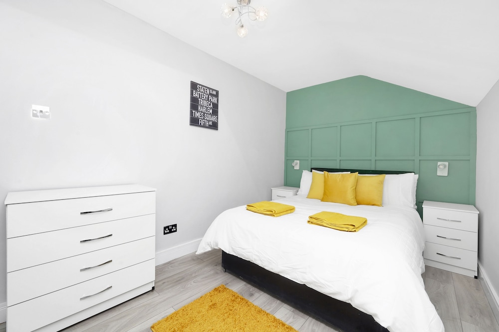 Stylish 4-bed Apartment - Parking & Central Links