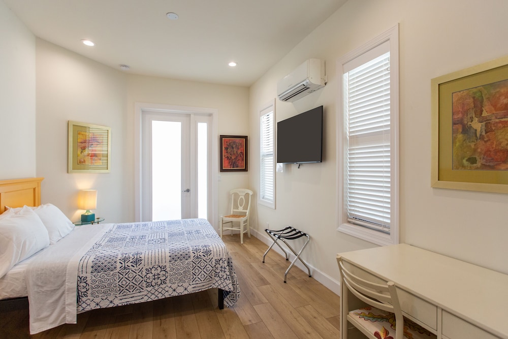 Sorrento Luxury Vacation Home: Expansive 5-Bedroom, 4.5-Bath Retreat with Private Pool, Hot Tub, and Pet-Friendly Accommodations – Just a Short Walk from S