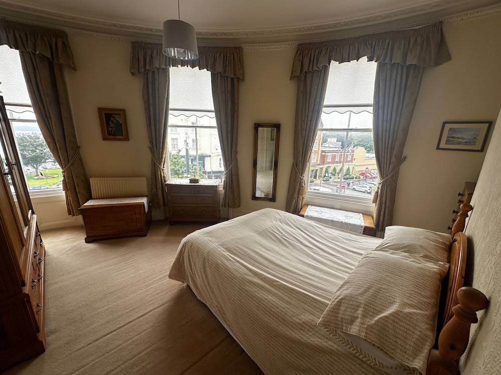 4-beds, Sleeps 8, Sea View & Pet Friendly