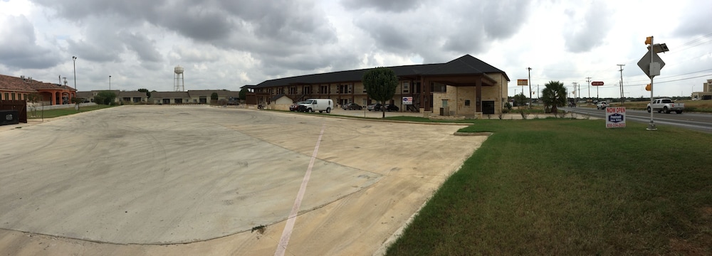 Pearsall Inn & Suites