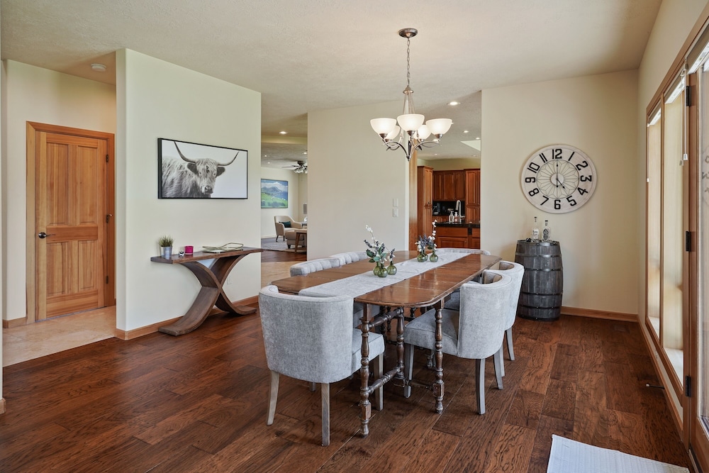Family-Friendly Dara Oaks Home with Private Hot Tub and BBQ on the Deck by RedAwning