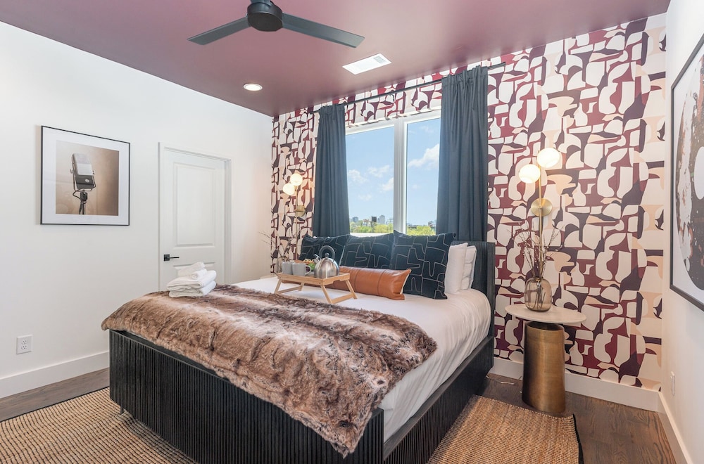 Groovy -rooftop Patio w/ Hot Tub -mins to Broadway