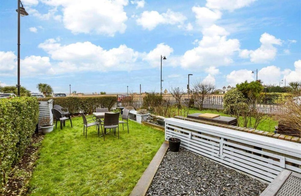Stunning 1-bed Flat W/seaview, Garden Pet Friendly