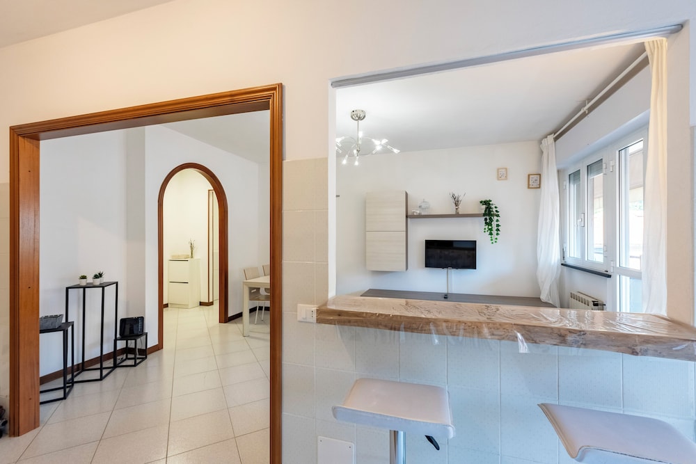 Charming 2-bed flat balcony & parking