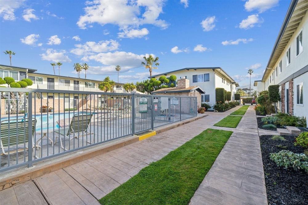 Beautiful 2 Bed Beach Condo #104 2 Bedroom Condo by RedAwning