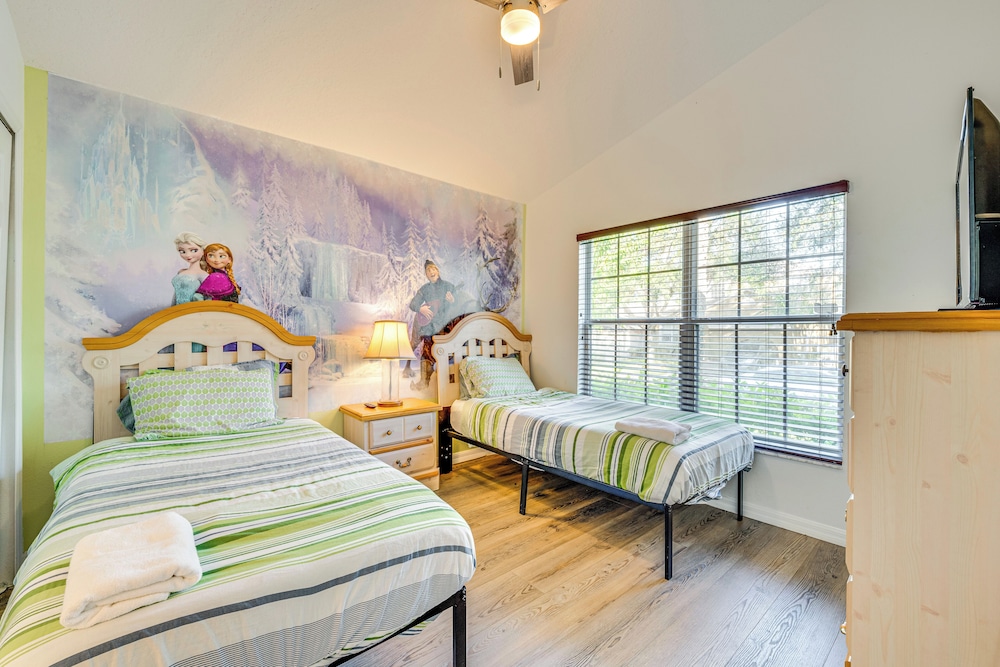 10 Mi to Disney: Family Retreat w/ Game Room!
