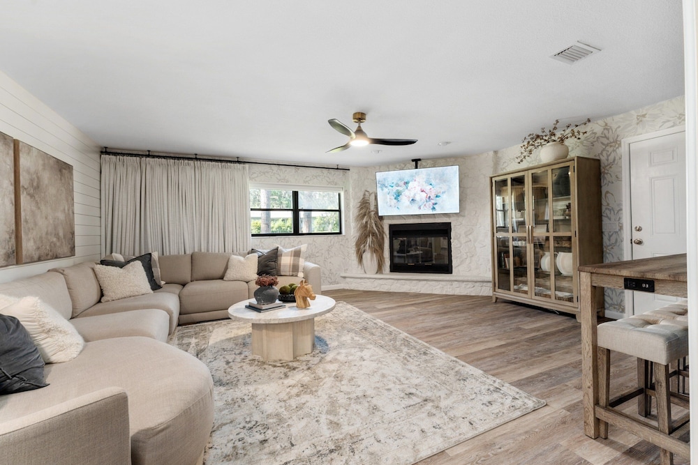 Designer Pet-friendly Retreat With Heated Pool 5 Bedroom Home