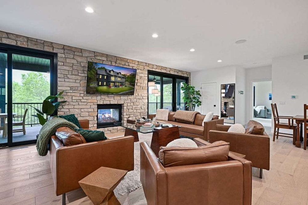 6BR Sand Valley Lodge With Hot Tub Bar Putting Green