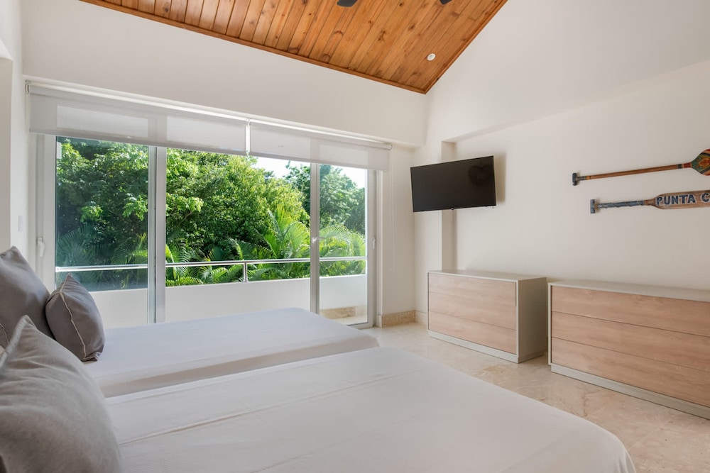 Modern Luxury 6 BR Tropical Retreat With Pool