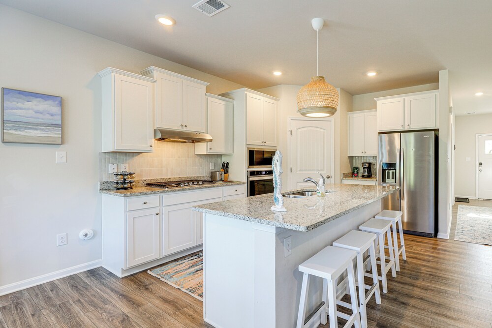 Game Room + Patio: Spacious Ocean View Home